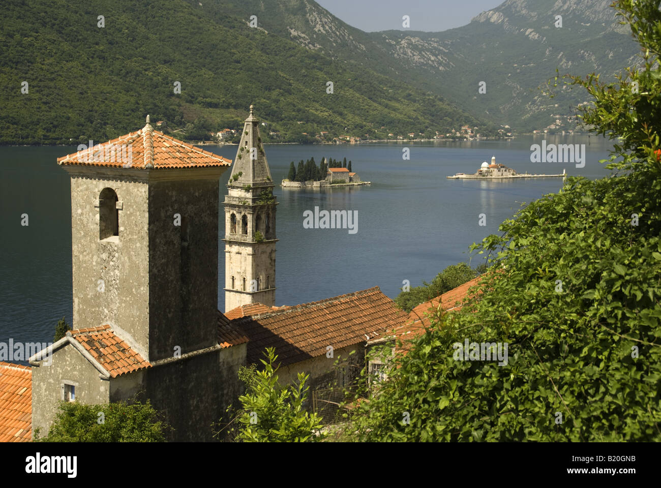 San Nicola chiesa nel villaggio di Perast con le isole di San Giorgio e la Gospa od Skrpjela nella Baia di Kotor Foto Stock