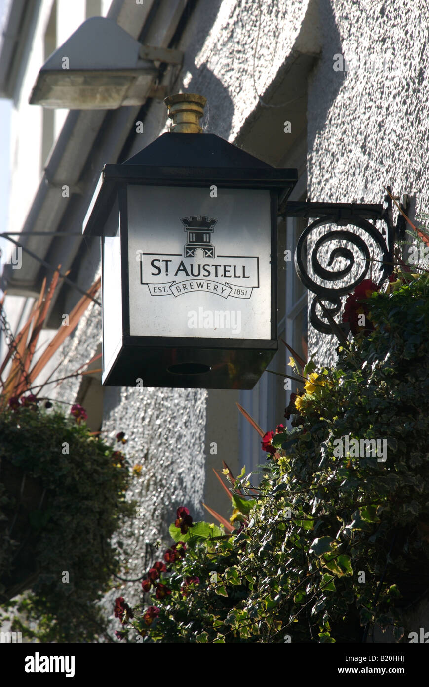 St Austell Brewery luce artificiale, Victoria Inn, Salcombe, Devon, Regno Unito Foto Stock