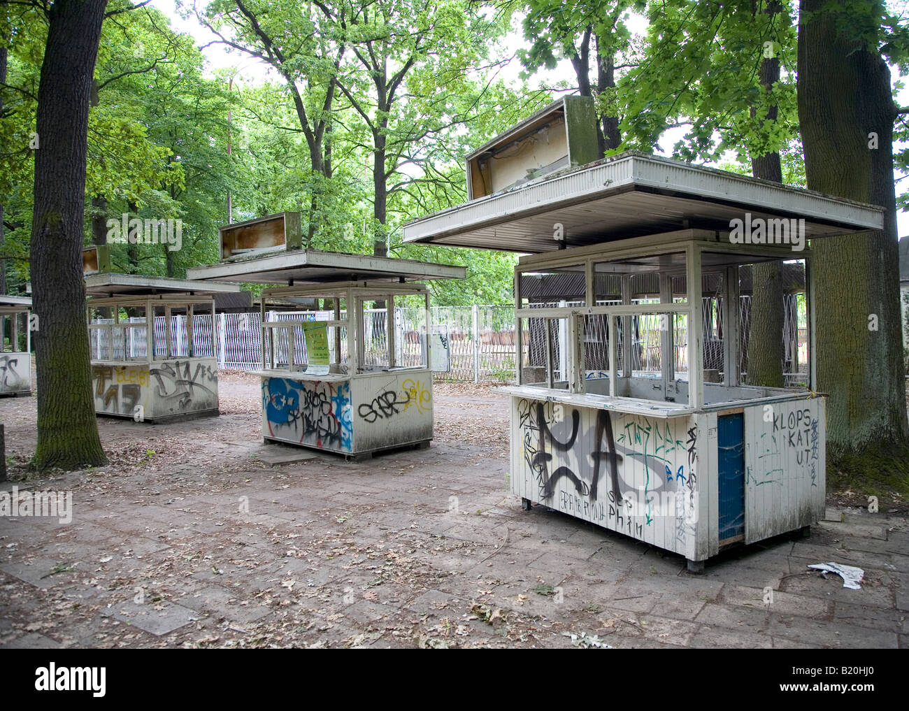 Una fila di cabine di biglietteria presso un vecchio abbandonato parco a tema a Berlino Germania Foto Stock