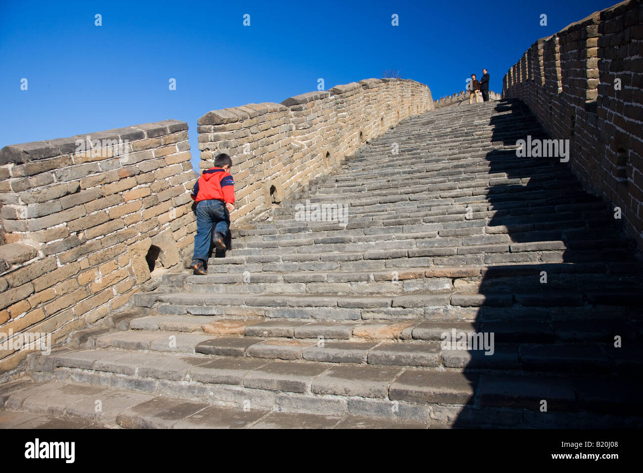 Chinese Boy a piedi la Grande Muraglia a Mutianyu a nord di Pechino Pechino in precedenza Foto Stock