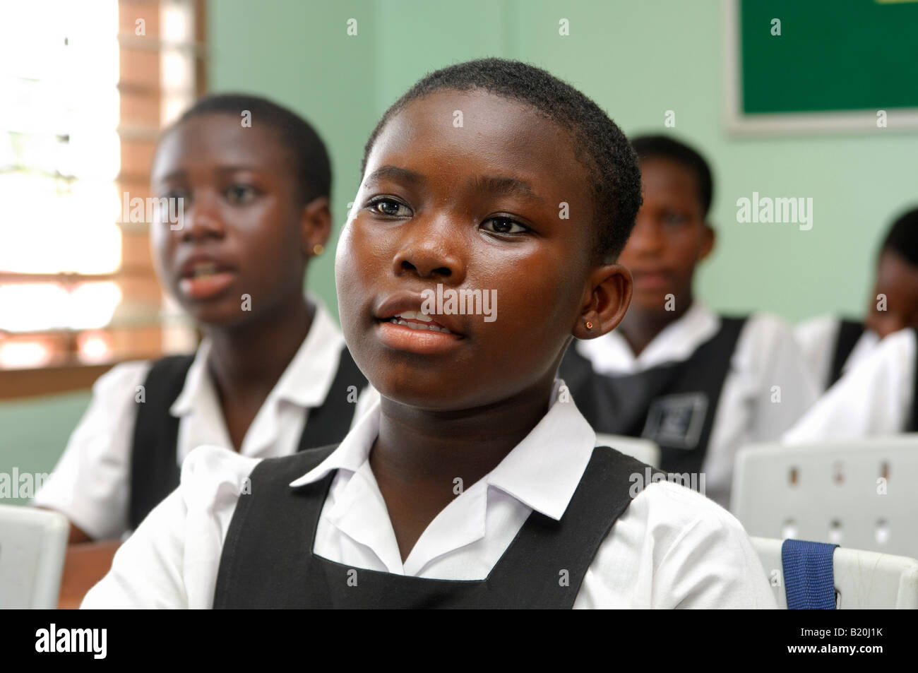 Attento ragazza in una classe del De i ragazzi della scuola internazionale di Accra in Ghana Foto Stock