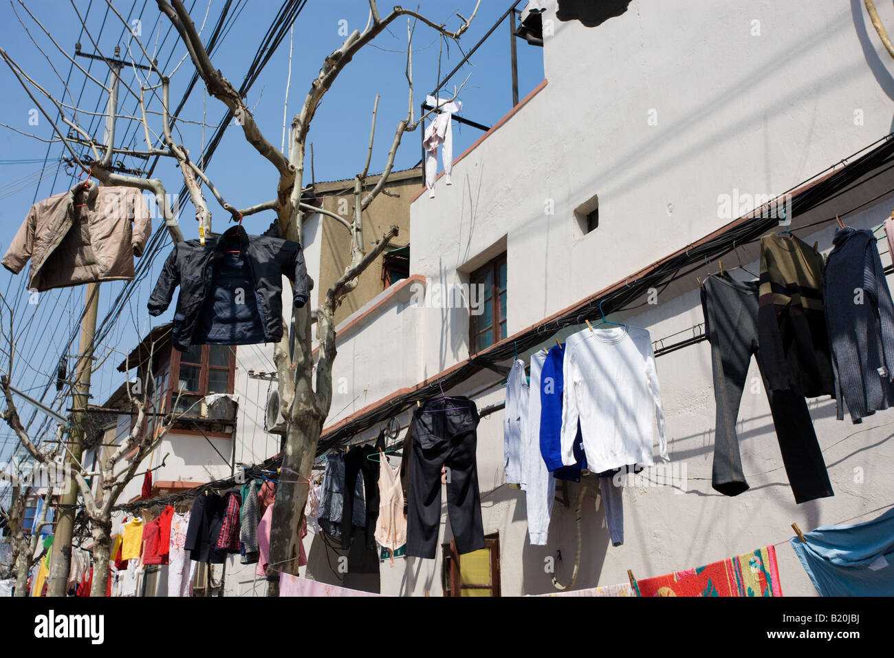 Biancheria stesa ad asciugare in Zi Zhong Road la vecchia concessione francese trimestre di Shanghai in Cina Foto Stock