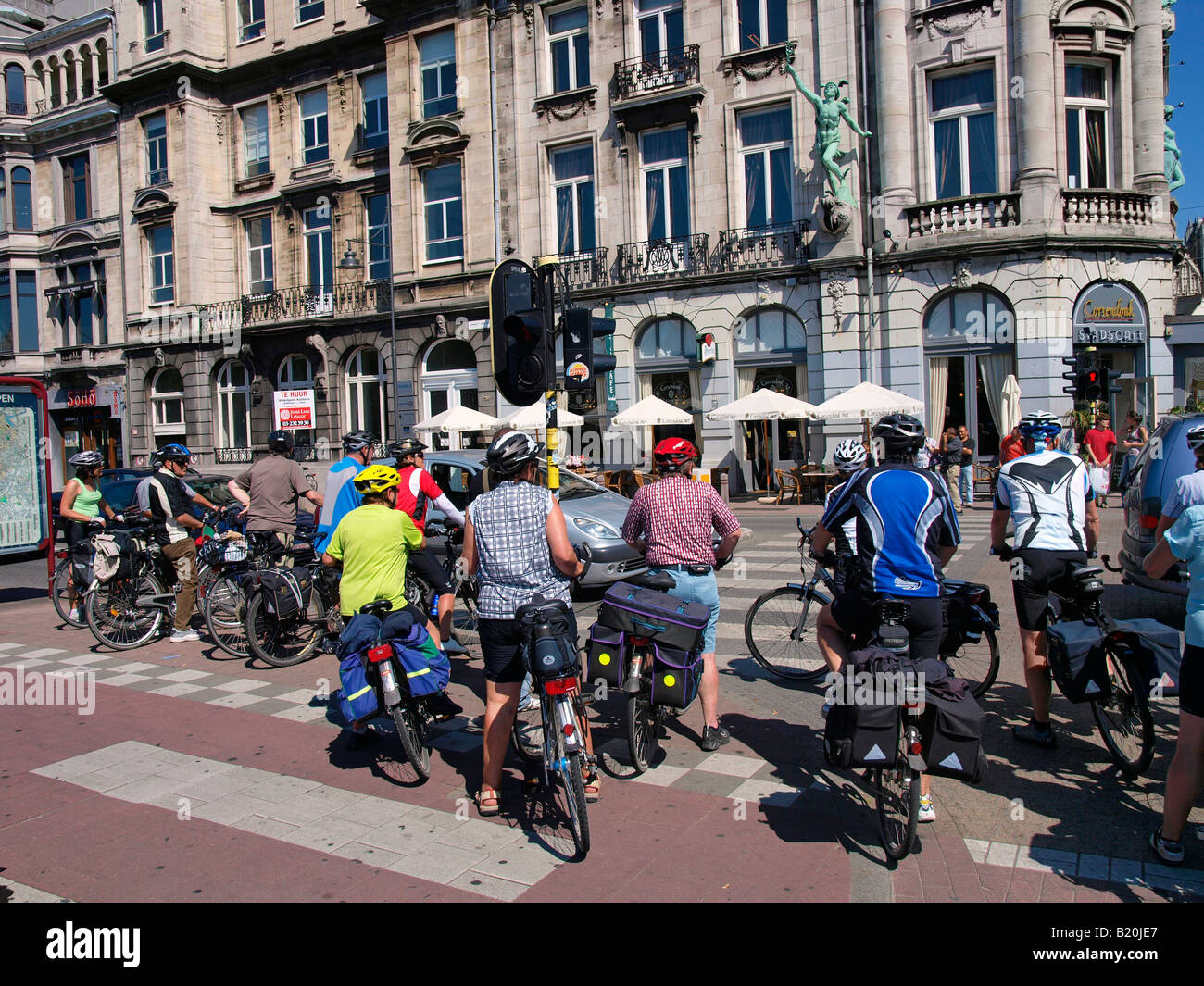 Un gruppo di ciclisti in attesa di attraversare la strada nel centro della città di Antwer Fiandre Belgio Foto Stock