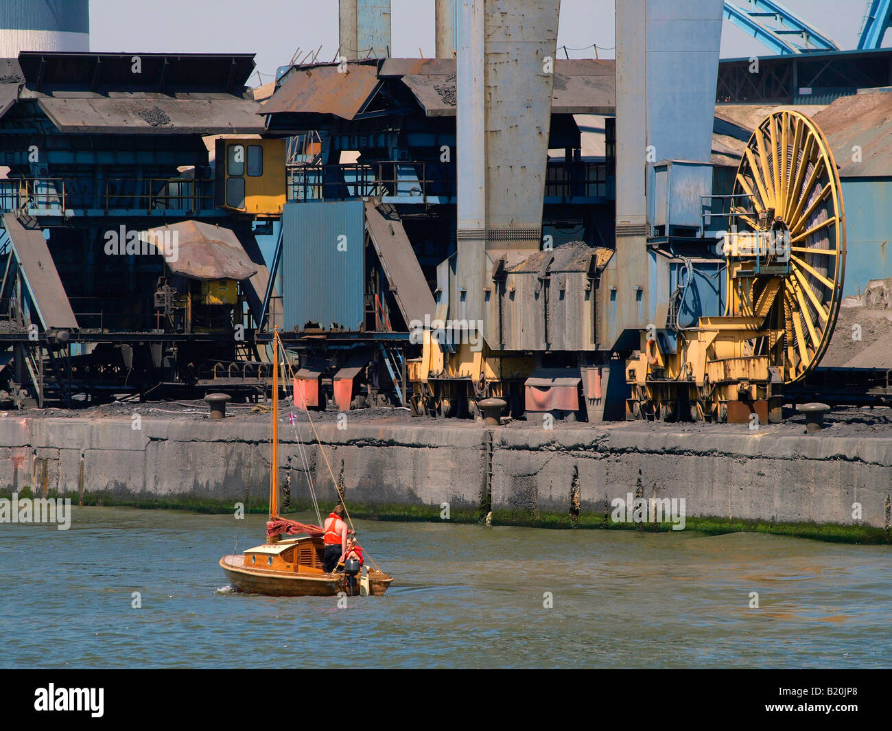 Piccolo vintage in legno barca a vela yacht a vela il passato enormi macchine nel porto di Anversa Fiandre Belgio Foto Stock