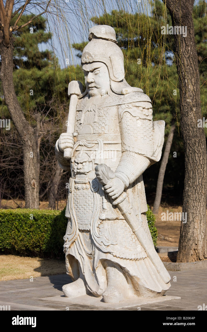 Statua di un capo militare sulla via dello spirito presso le Tombe dei Ming Changling sito cinese di Pechino Foto Stock