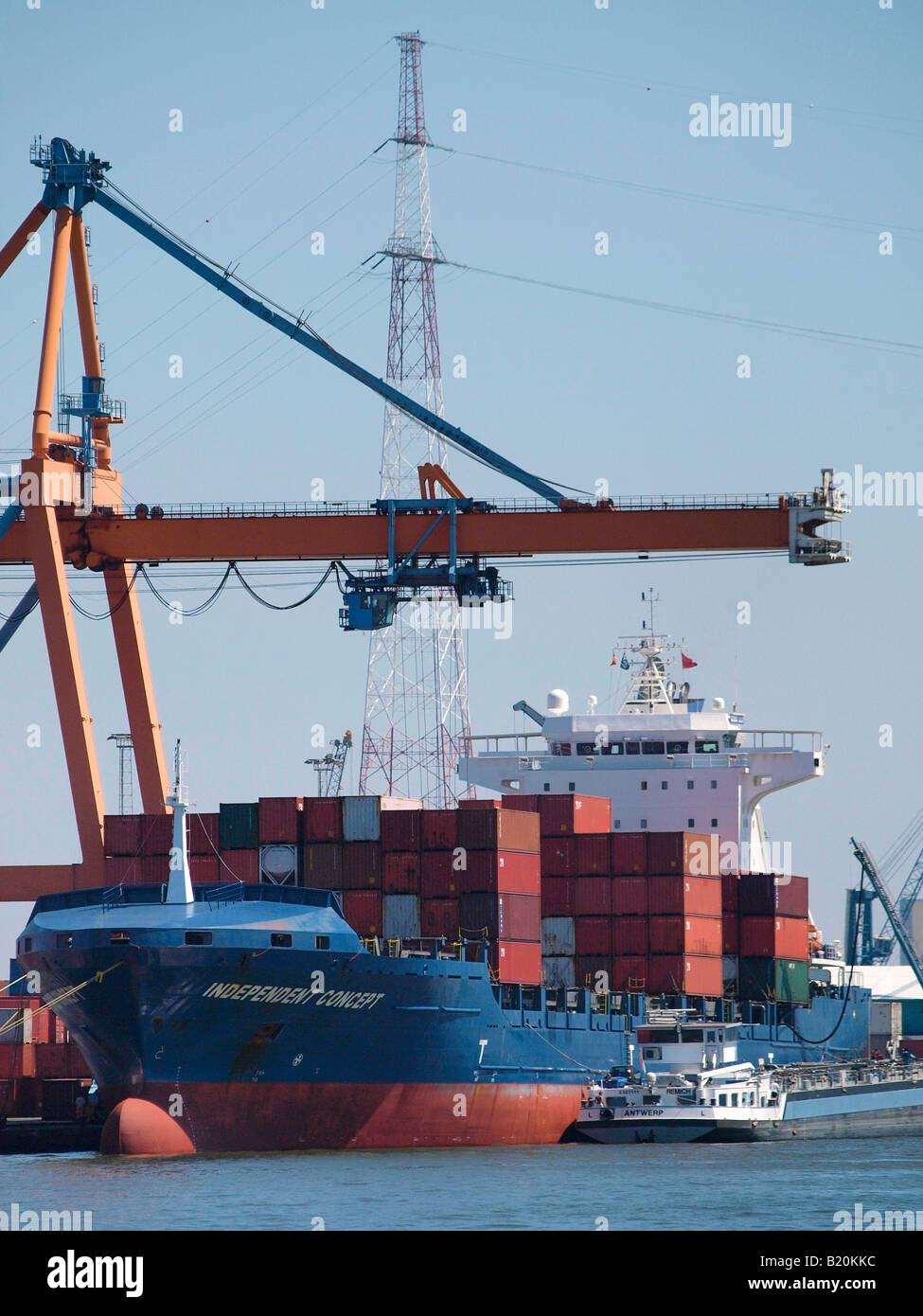 Nave container nel porto di Anversa in Belgio Foto Stock