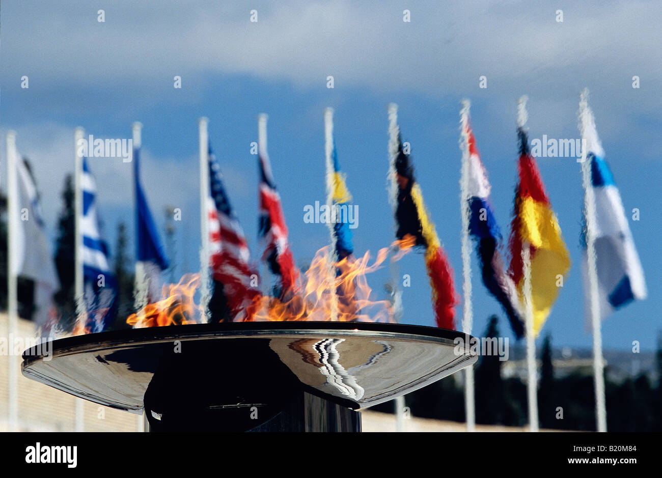 Fiamma olimpica bandiere Panathenian Stadiumv Atene Grecia Foto Stock