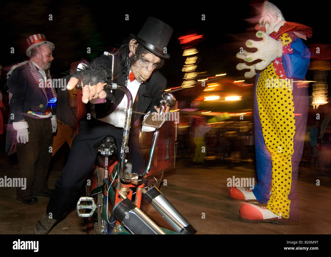 Artisti del circo in Glastonburys nuovo Shangri-la campo. Glastonbury Foto Stock