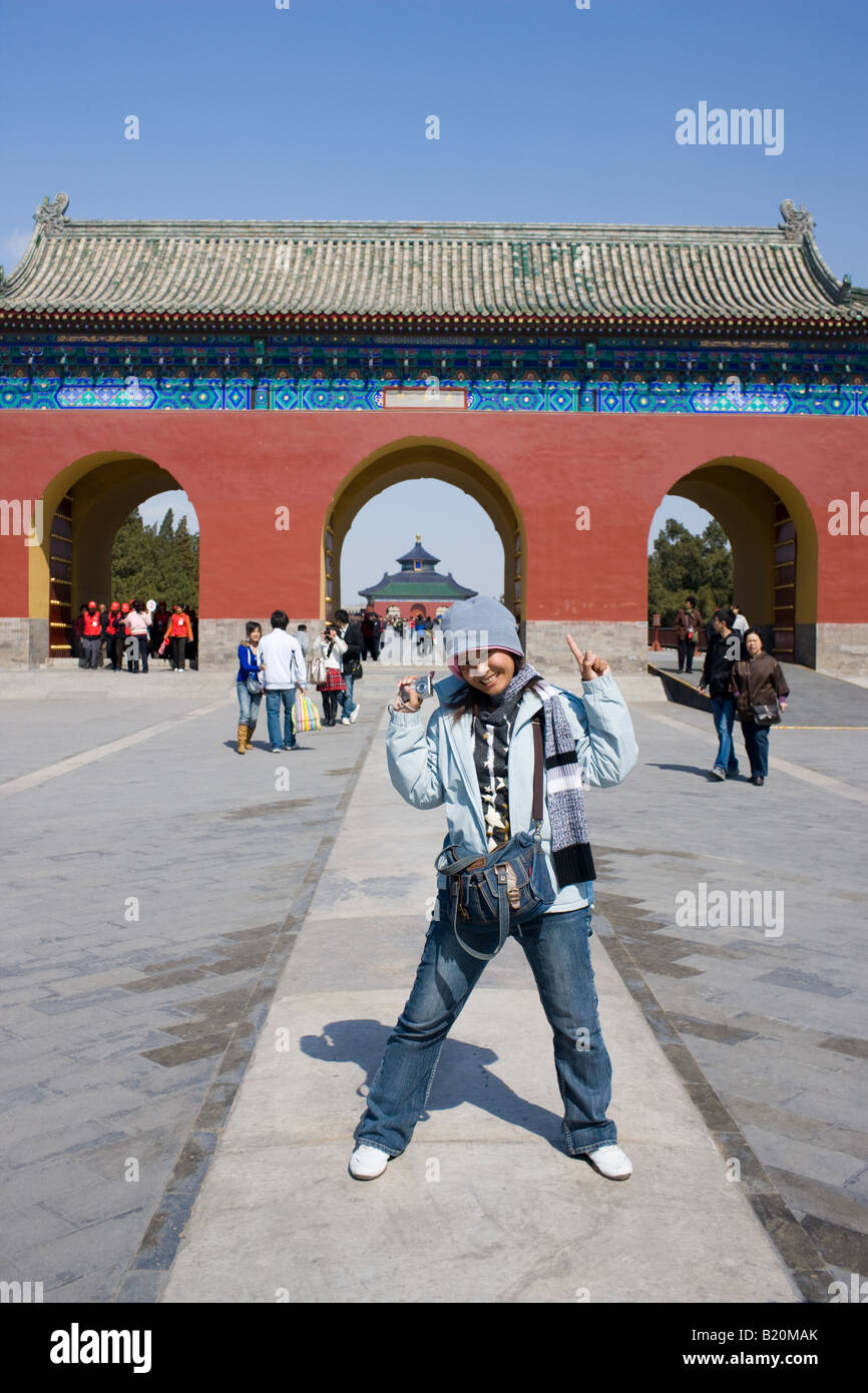 Tourist pone per fotografare alla porta del Tempio del Paradiso Pechino CINA Foto Stock