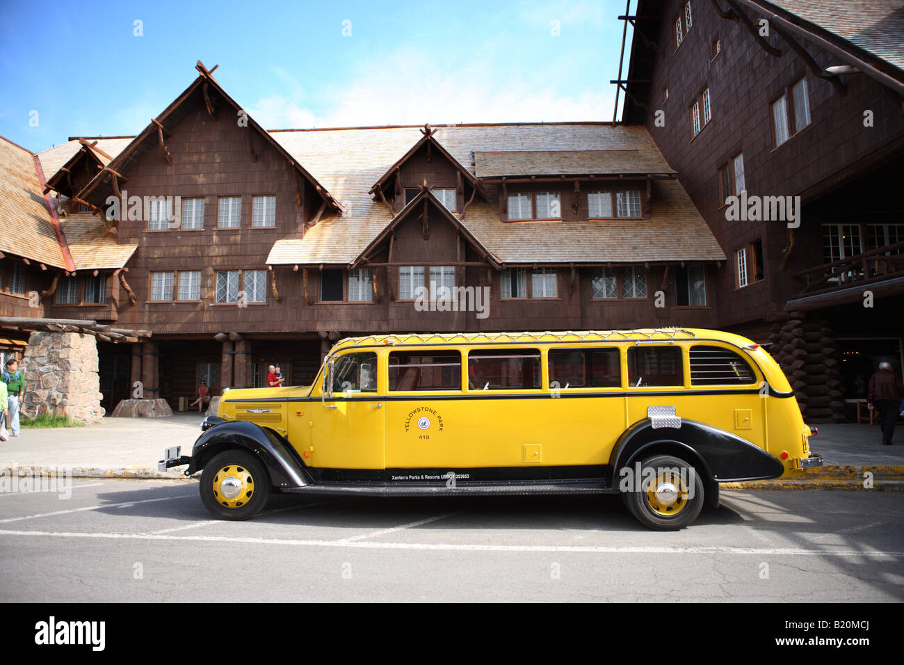 Un vintage restaurati Yellowstone Park tour bus di fronte vecchie fedeli Inn Foto Stock