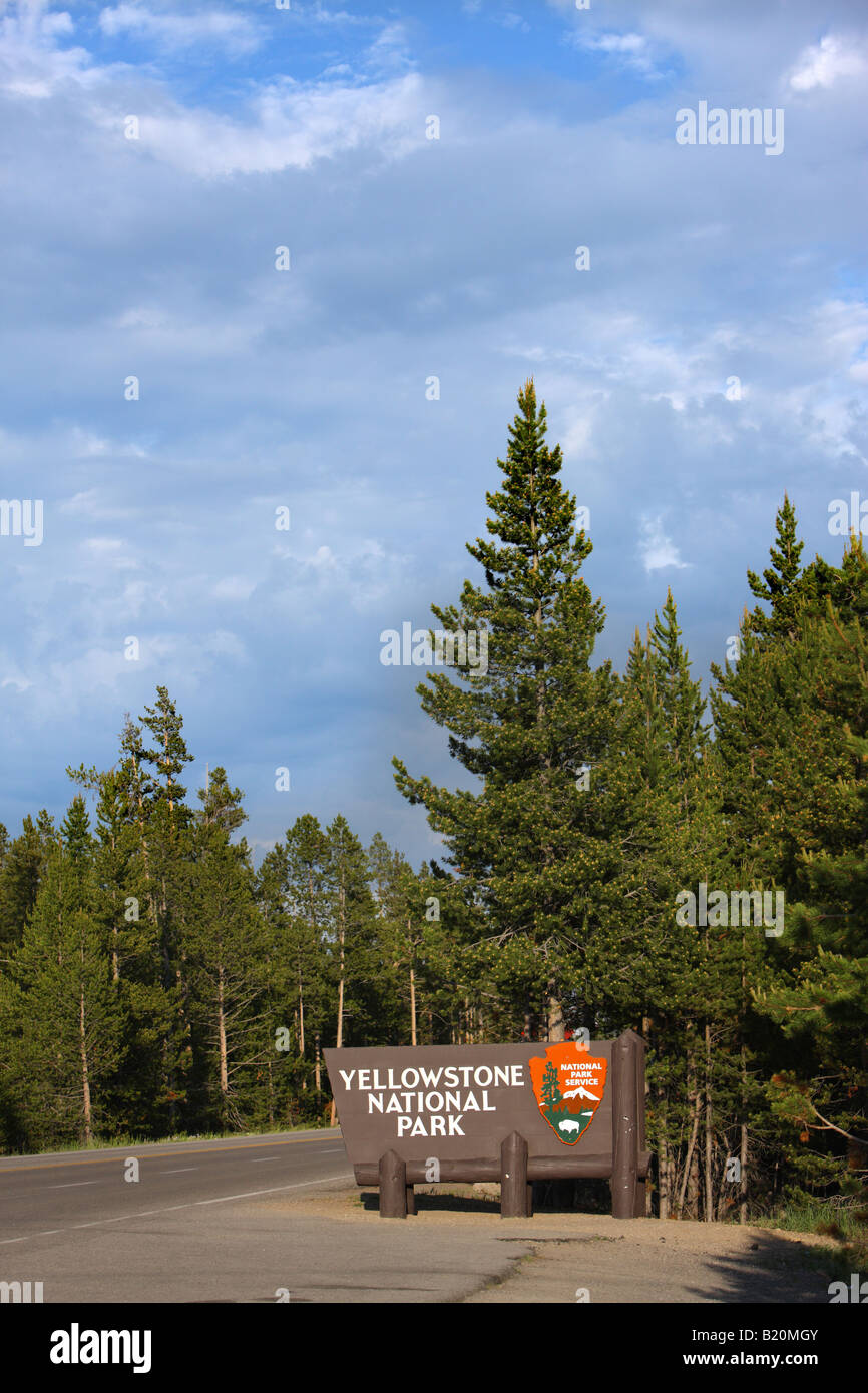 Firmare all'entrata ovest del Parco Nazionale di Yellowstone West Yellowstone Idaho USA Foto Stock