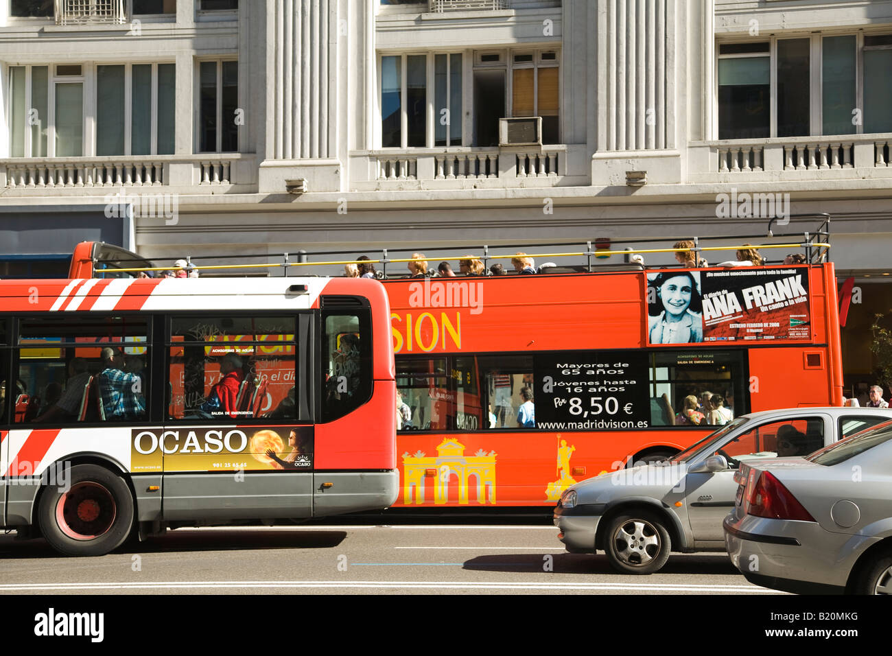Spagna Madrid autobus pubblici e double decker bus sulla Gran Via Foto Stock
