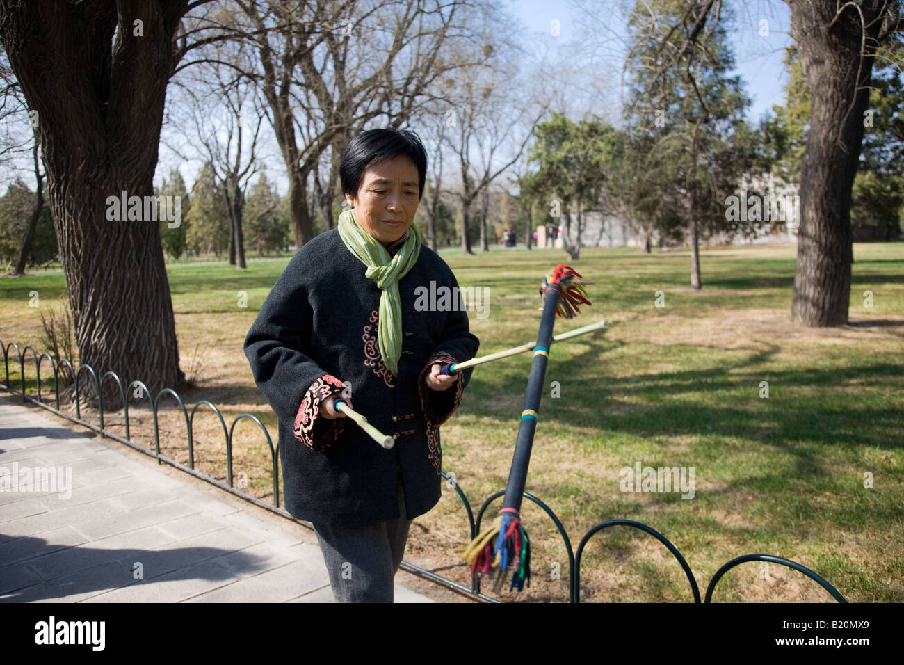Le pratiche di donna tai chi con bastoni nel parco del Tempio del cielo di Pechino CINA Foto Stock