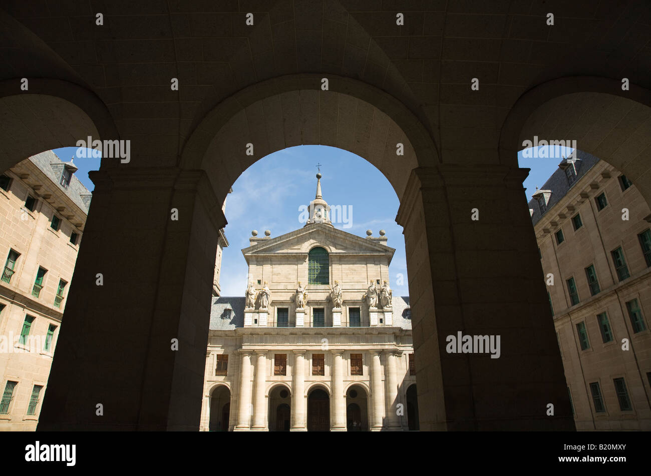 Spagna El Escorial davanti alla Basilica e il Patio dei Re a palazzo costruito nel XVI secolo dal re Filippo II vista attraverso gli archi Foto Stock
