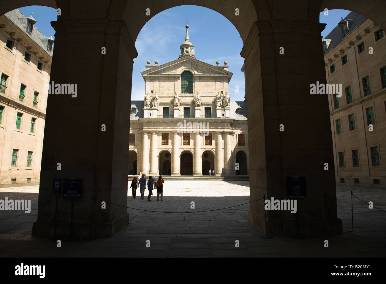 Spagna El Escorial davanti alla Basilica e il Patio dei Re a palazzo costruito nel XVI secolo dal re Filippo II vista attraverso gli archi Foto Stock