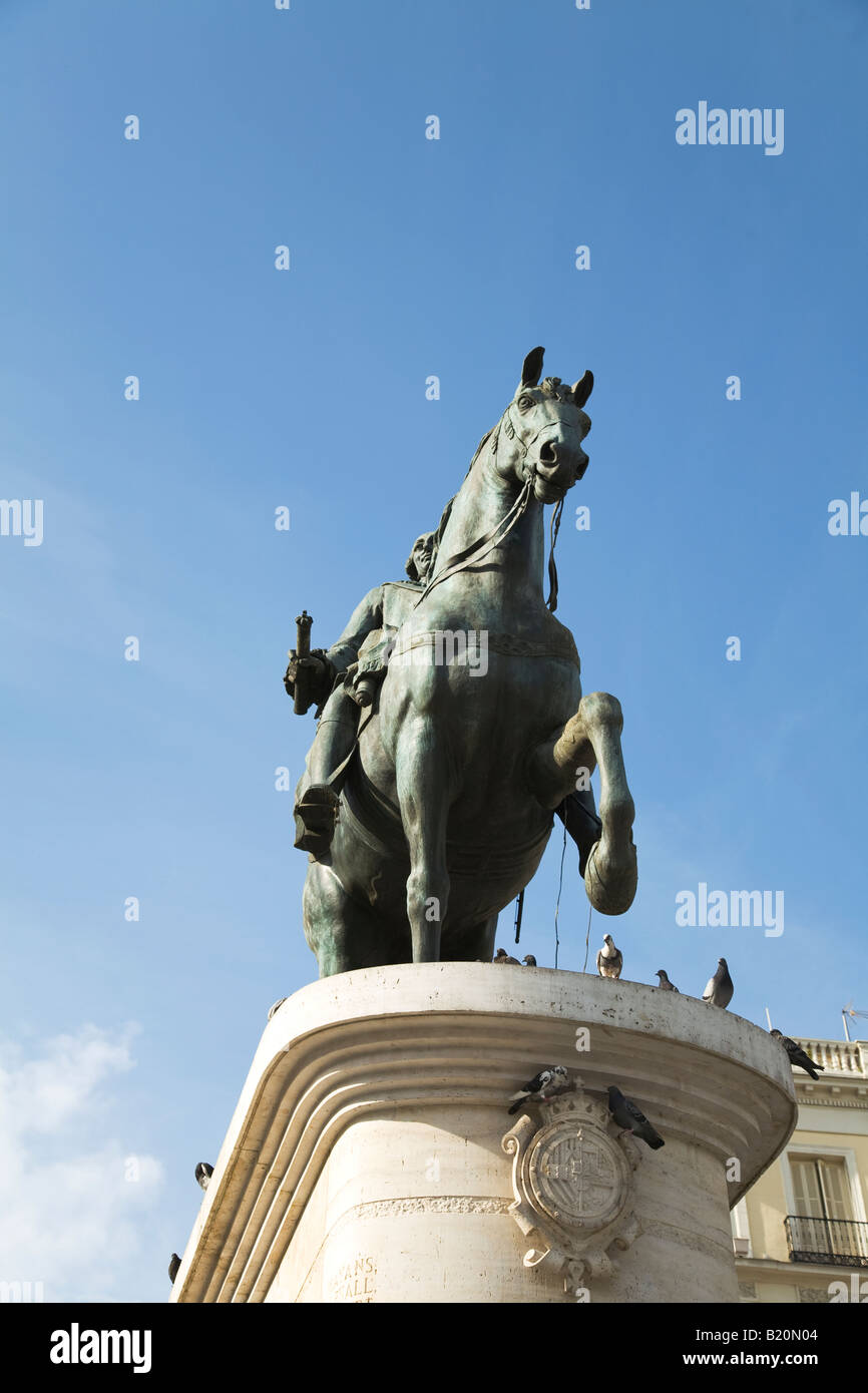 Spagna Madrid Statua di montato Re Carlo III in Puerto del Sol plaza visto dal di sotto Foto Stock