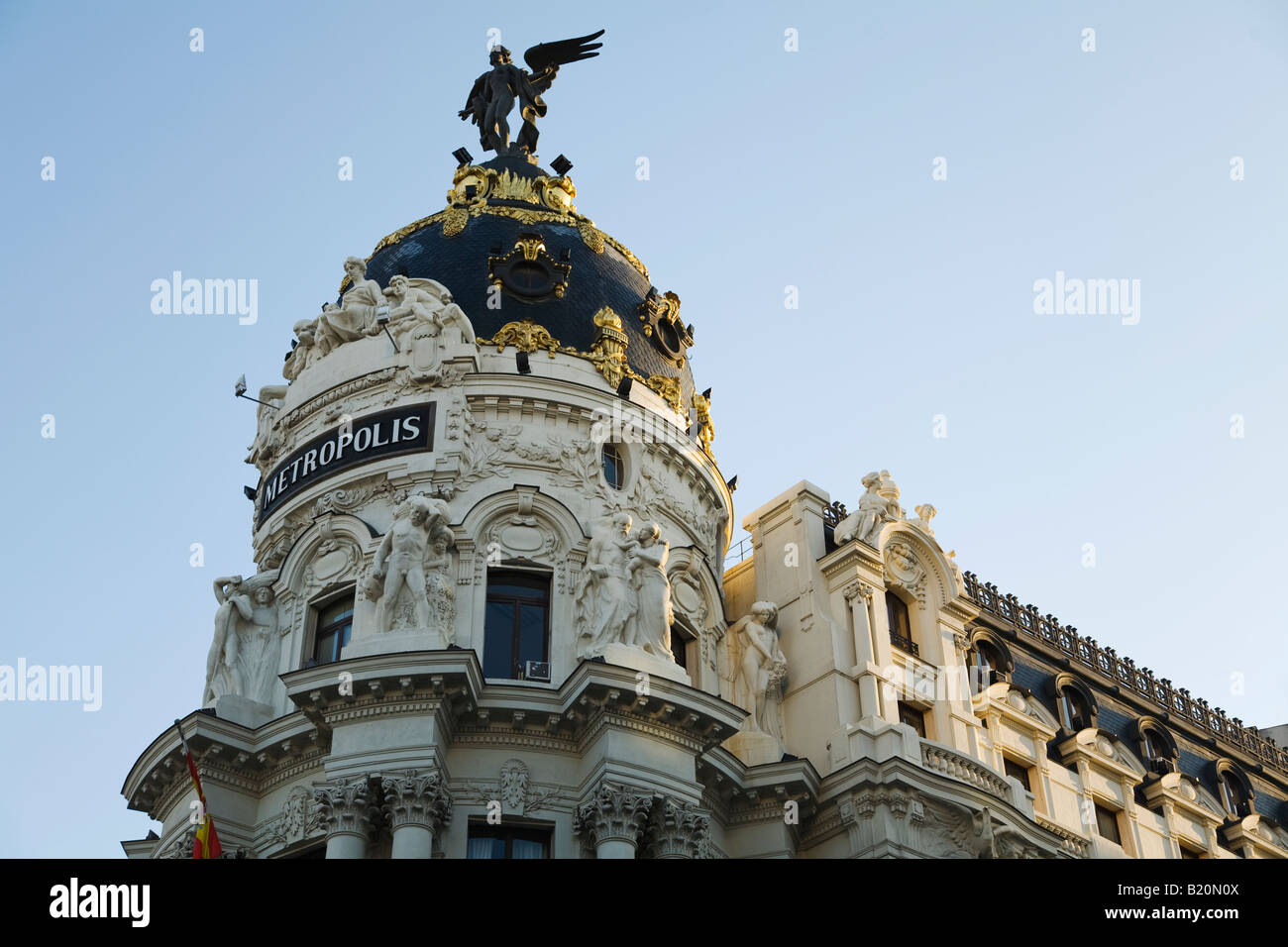 Spagna Madrid Winged statua in cima Metropolis edificio sulla Gran Via Foto Stock