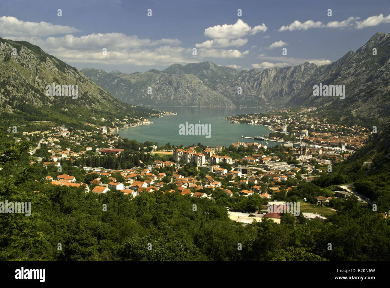 Porto di Kotor sulla Baia di Kotor , costa adriatica del Montenegro Foto Stock