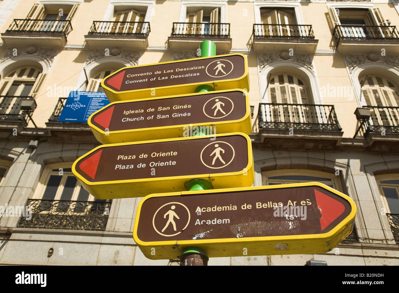 Spagna Madrid frecce di direzione alle popolari attrazioni turistiche in inglese e spagnolo in Plaza del Sol Foto Stock