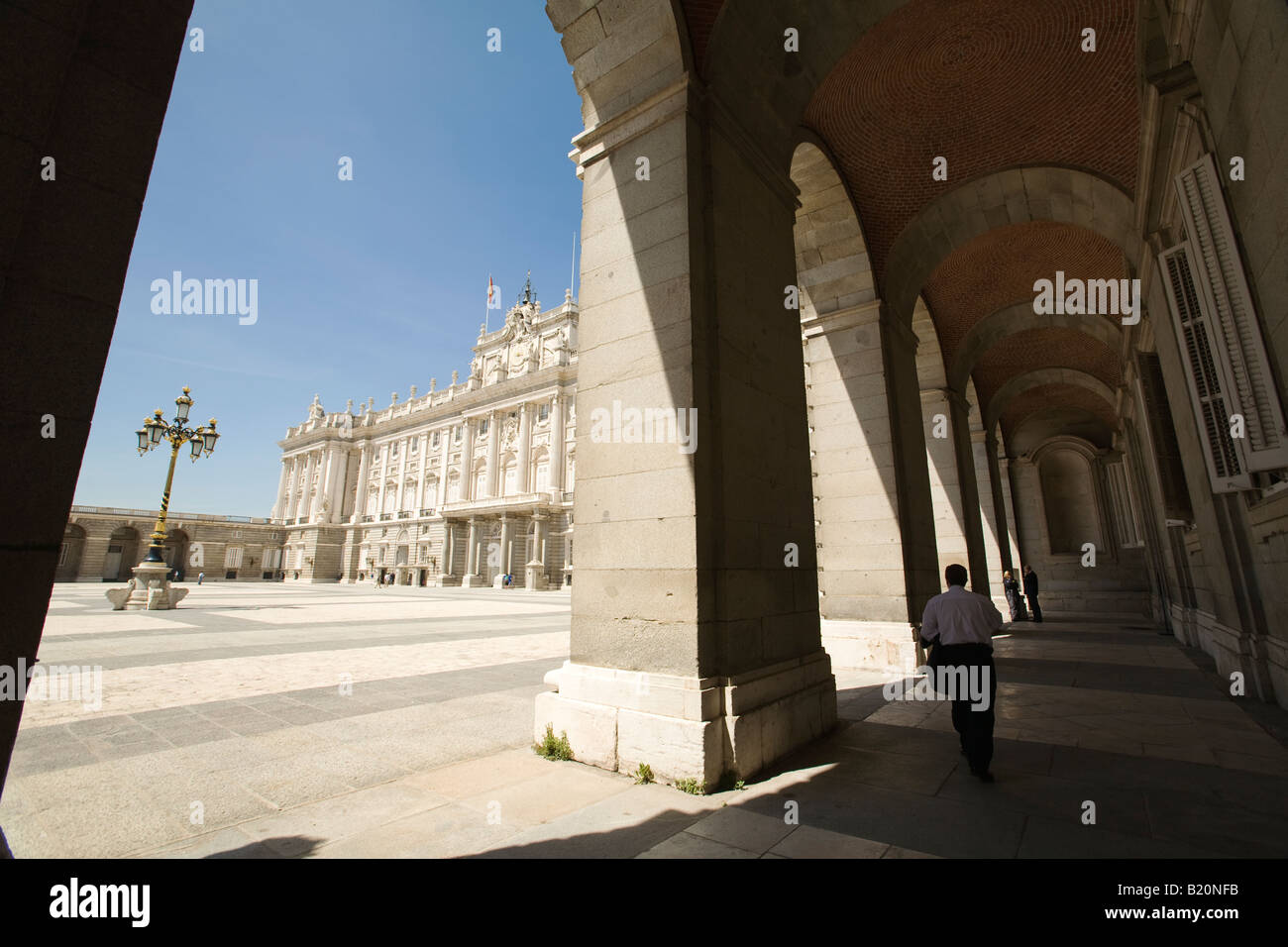 Spagna Madrid Palazzo Reale costruito da Re Filippo V nel XVIII secolo con più di 2000 camere persone camminato in passerella arcuata Foto Stock