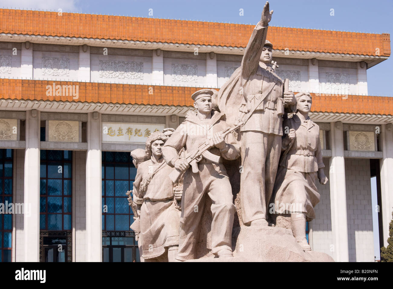 Statua di celebrare la marina militare dell esercito e dei lavoratori al di fuori di Mao s mausoleo a Piazza Tian An Men in Cina Foto Stock