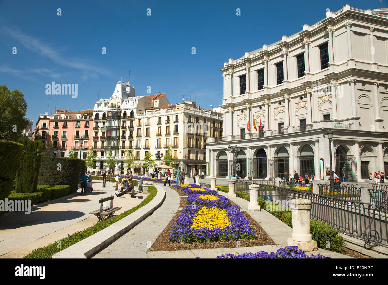 Spagna Madrid fiori nel giardino esterno Royal teatro Teatro Real e Plaza de Oriente Foto Stock