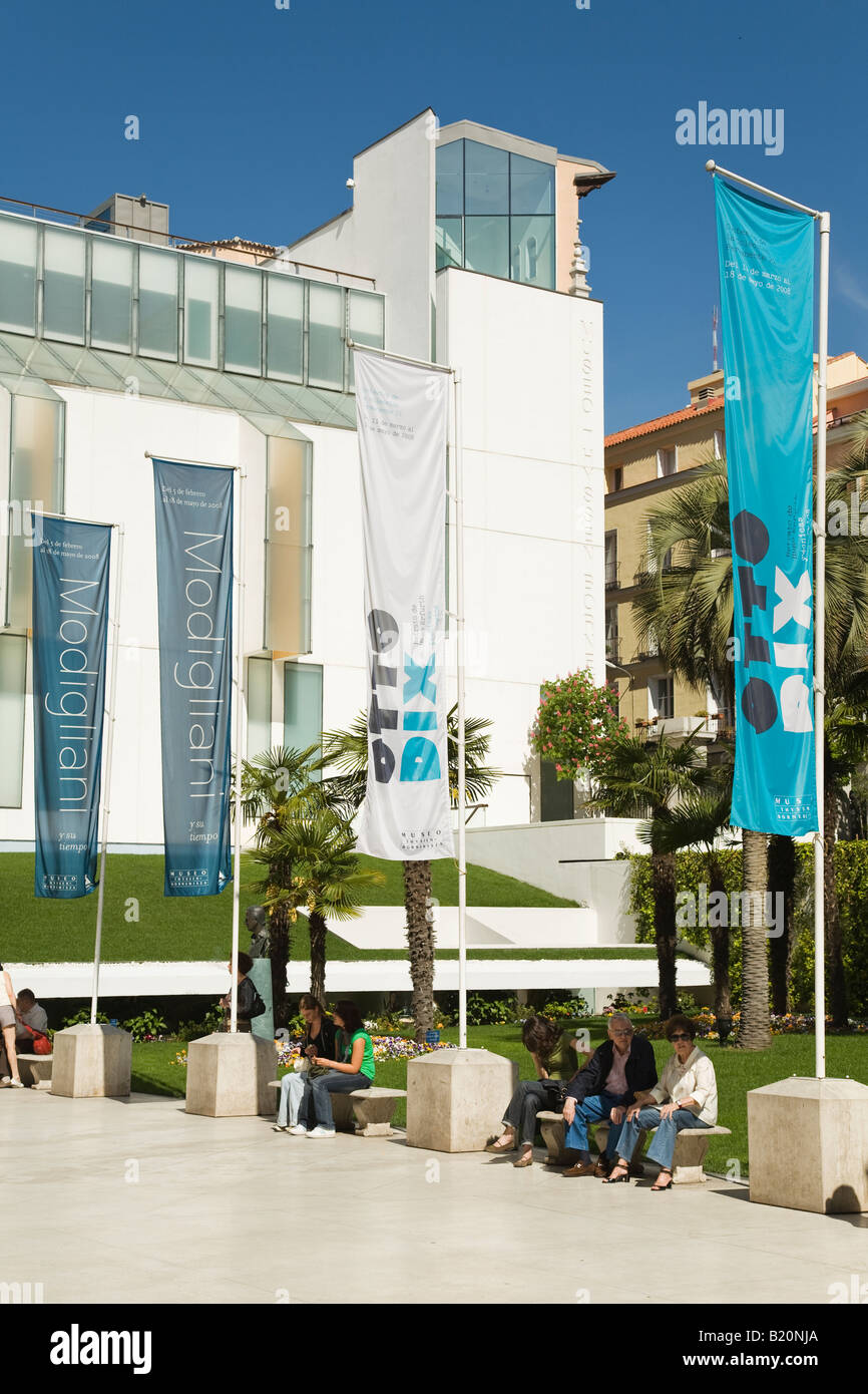 Spagna Madrid esterno del Museo Thyssen Bornemisza di arte persone sedersi sulle panchine all'aperto Foto Stock