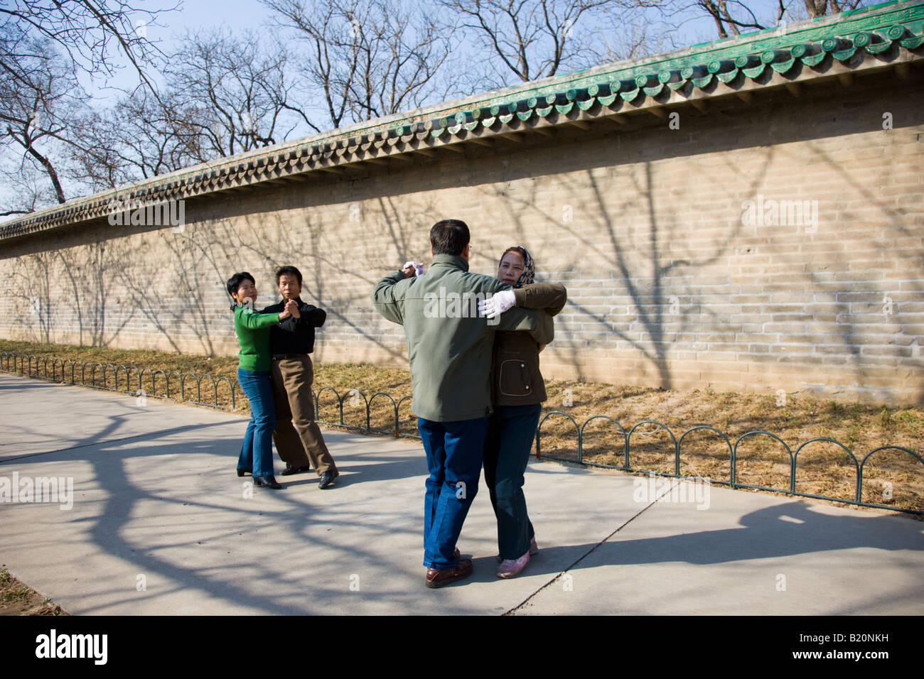 Coppie danzanti nel parco del Tempio del cielo di Pechino CINA Foto Stock