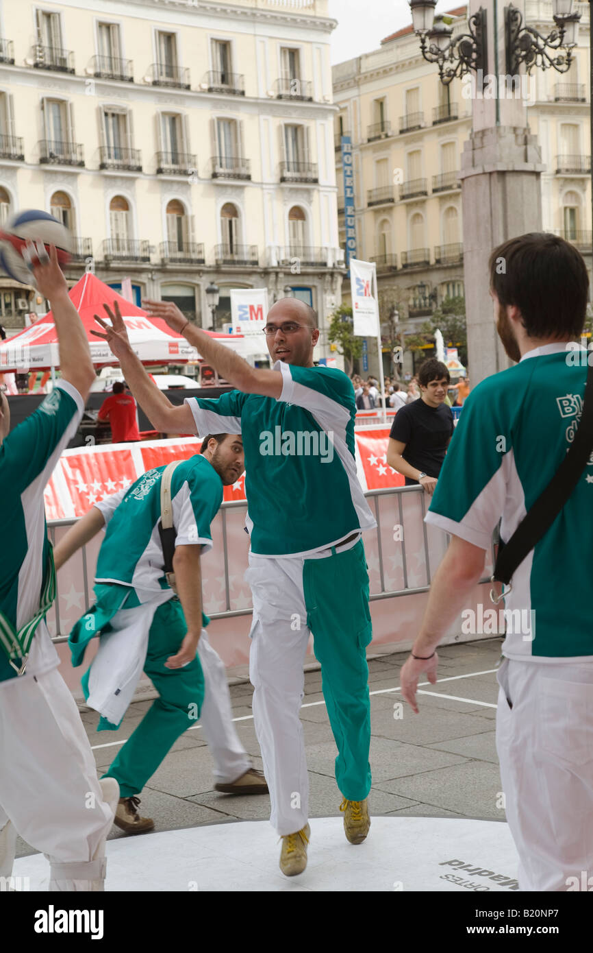 Spagna Madrid squadre di giocatori di basket giocare sulla strada della citta' vicino a Plaza del Sol festeggiamenti per la maratona il giorno della gara Foto Stock