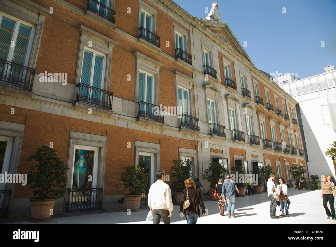 Spagna Madrid la gente a piedi verso l'entrata della Thyssen Bornemisza museo delle belle arti Foto Stock