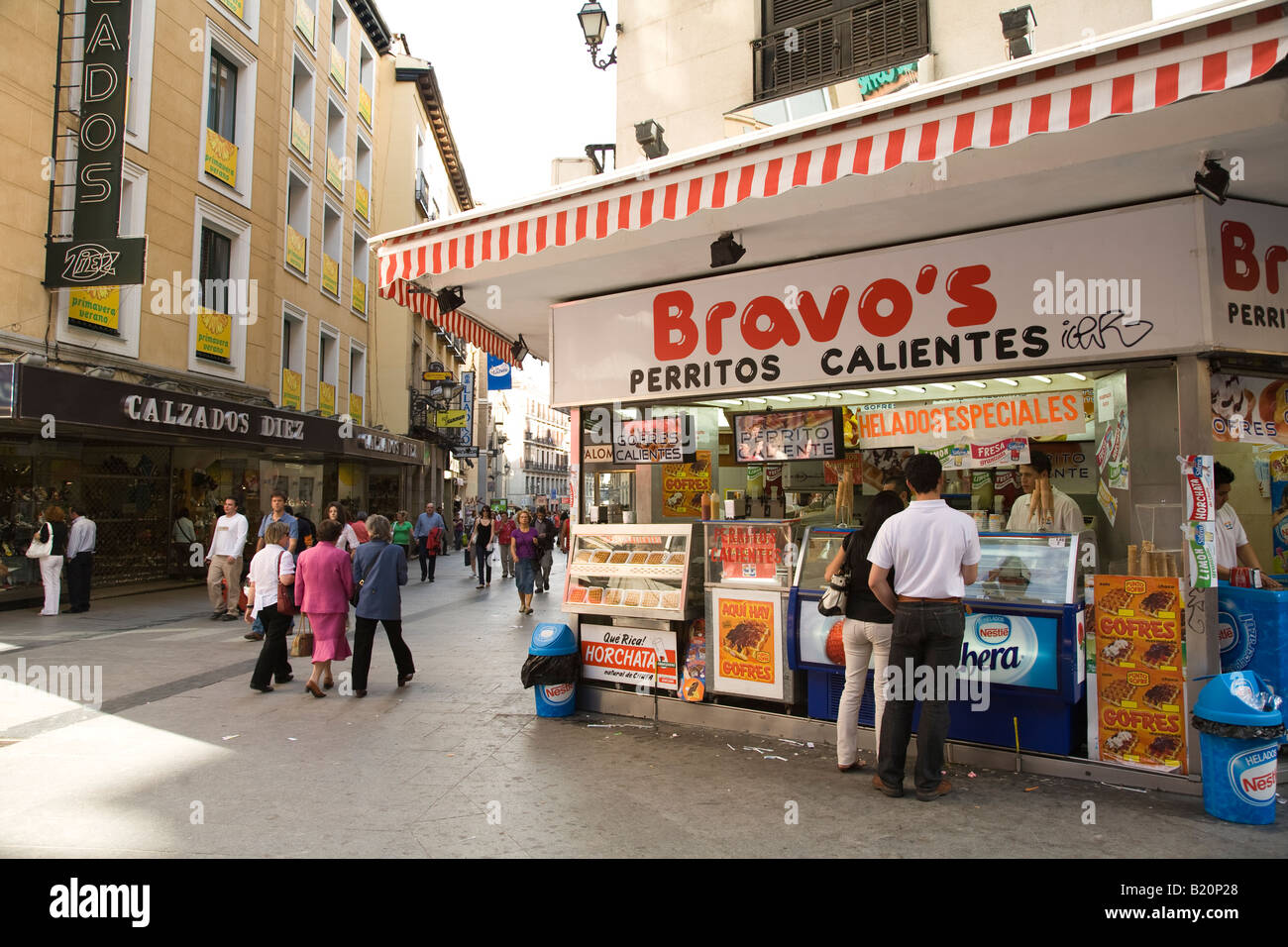 Spagna Madrid i clienti a visitare il sito web di hot dog stand su Calle de Preciados nel centro commerciale del distretto perritos calientes in spagnolo Foto Stock