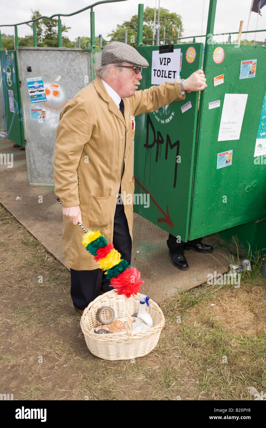 Custode del nord, comici la pulizia dei servizi igienici presso il festival di Glastonbury 2008 Foto Stock
