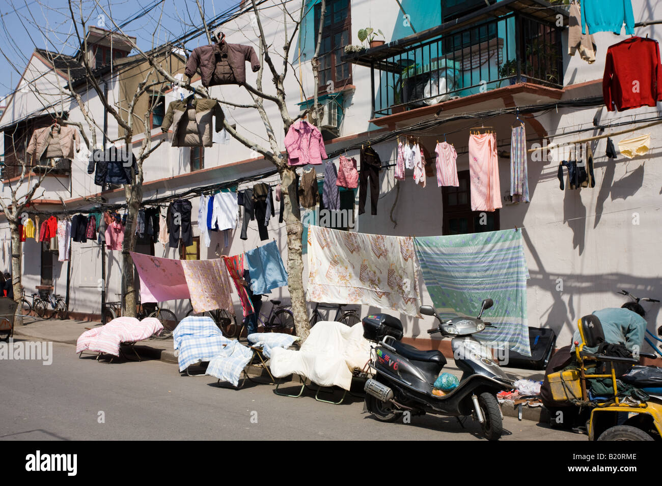 Biancheria stesa ad asciugare in Zi Zhong Road la vecchia concessione francese trimestre di Shanghai in Cina Foto Stock