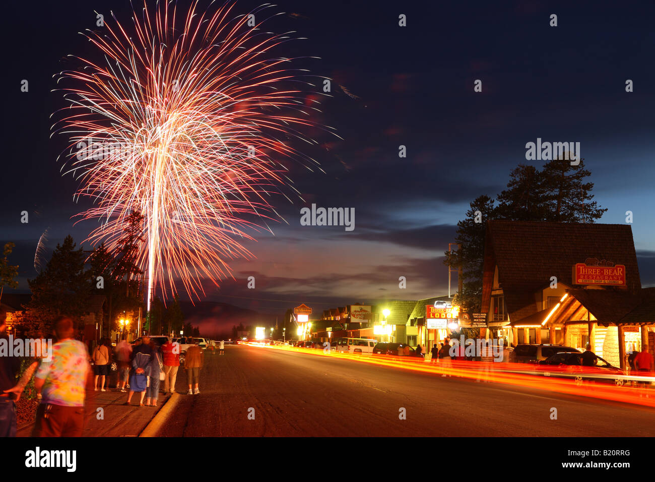 Quarto di luglio fuochi d'artificio sopra la cittadina di West Yellowstone, Montana Foto Stock