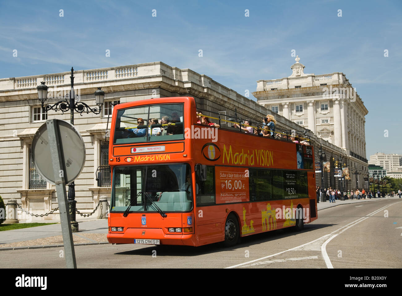 Spagna Madrid Double Decker rosso bus turistico sulla strada vicino a Palazzo Reale per i turisti che visitano la città Foto Stock