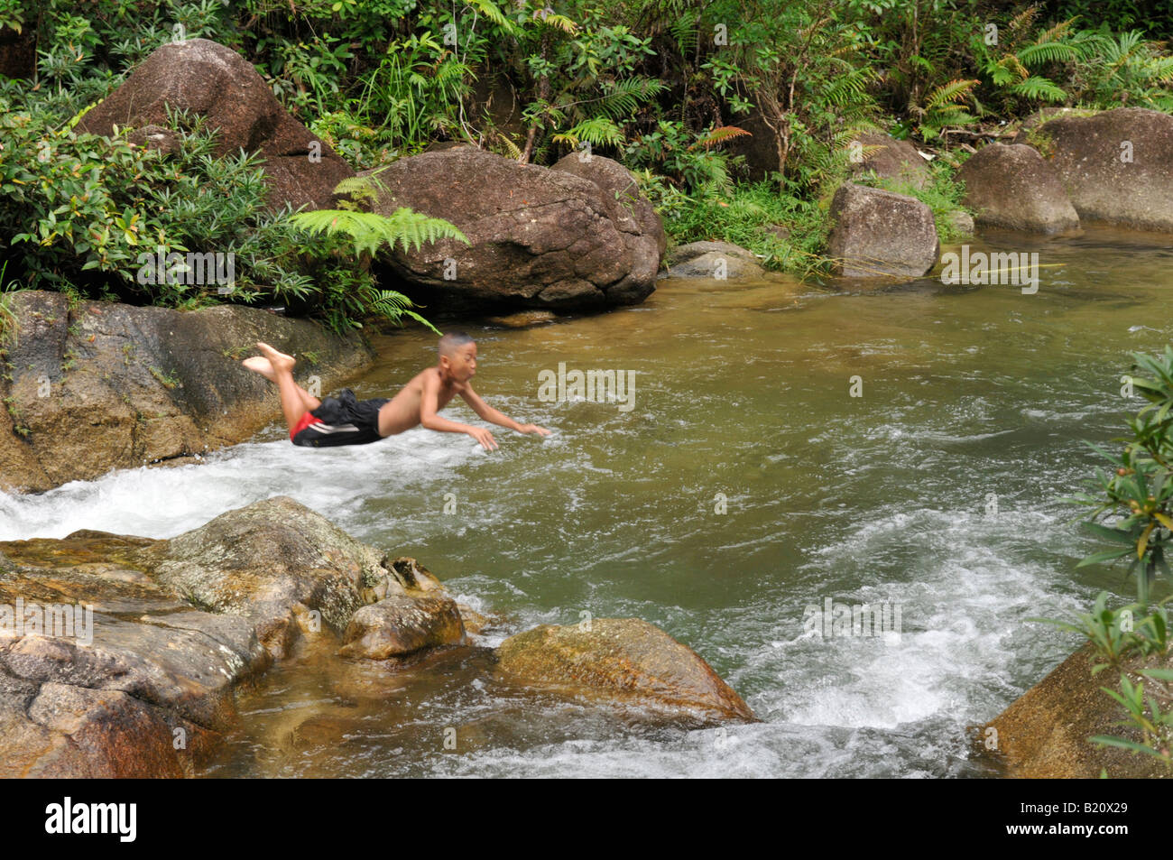 Bambini che si divertono a tontae cascate , villaggio kuanmaidum ,vicino a trang , della Thailandia Foto Stock