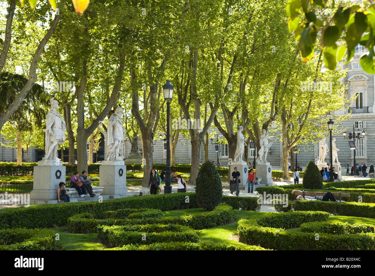 Spagna Madrid statue fodera marciapiede attraverso giardini di Plaza de Oriente vicino Palazzo Reale Foto Stock