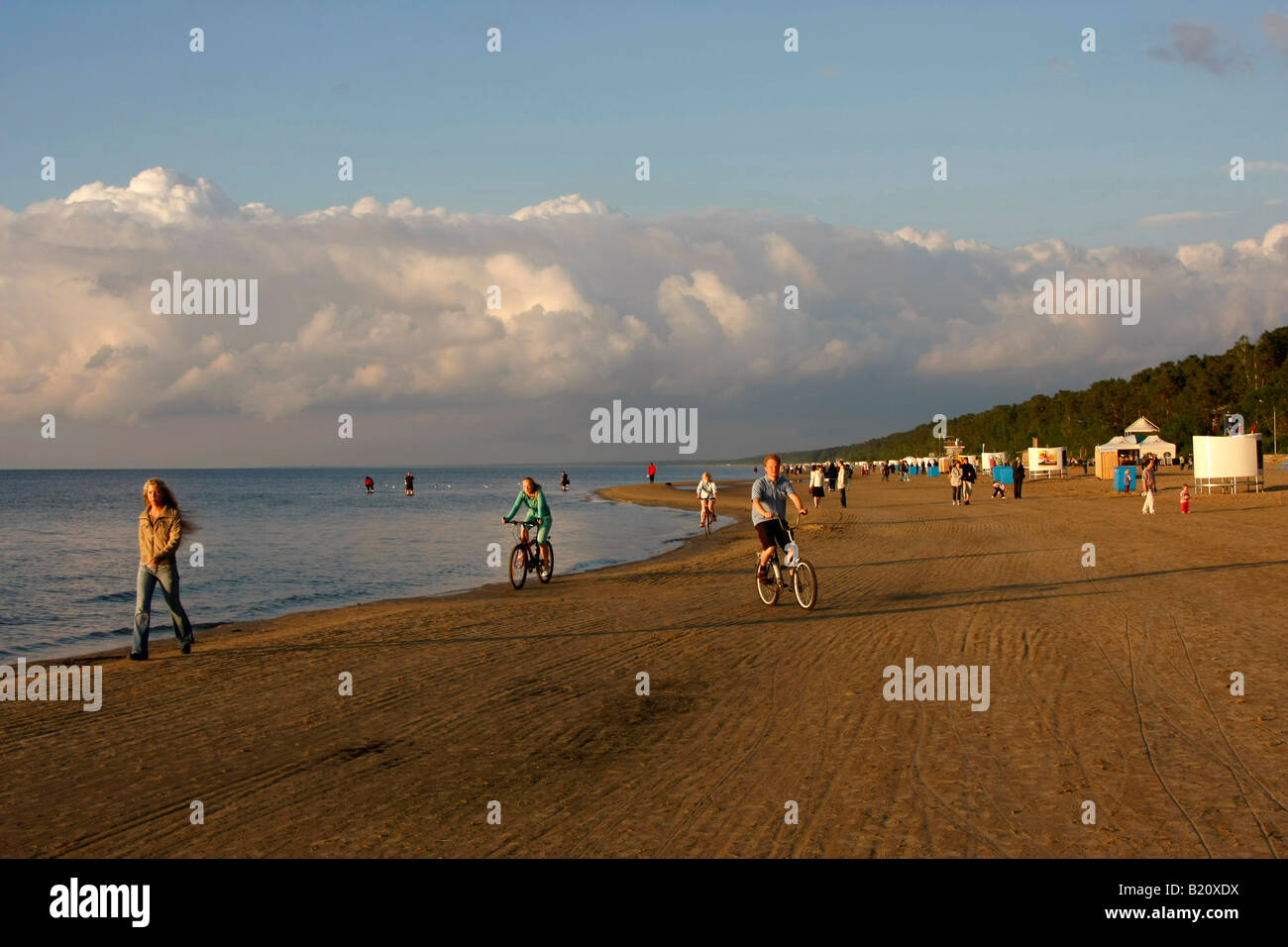 Le biciclette presso la spiaggia di Jurmala Lettonia Paesi baltici Foto Stock
