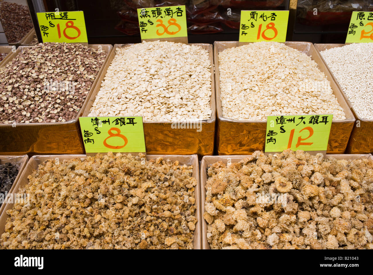 Prodotti secchi compresi i frutti di mare e i dadi in negozio nel Wing Lok Street Sheung Wan Hong Kong Cina Foto Stock