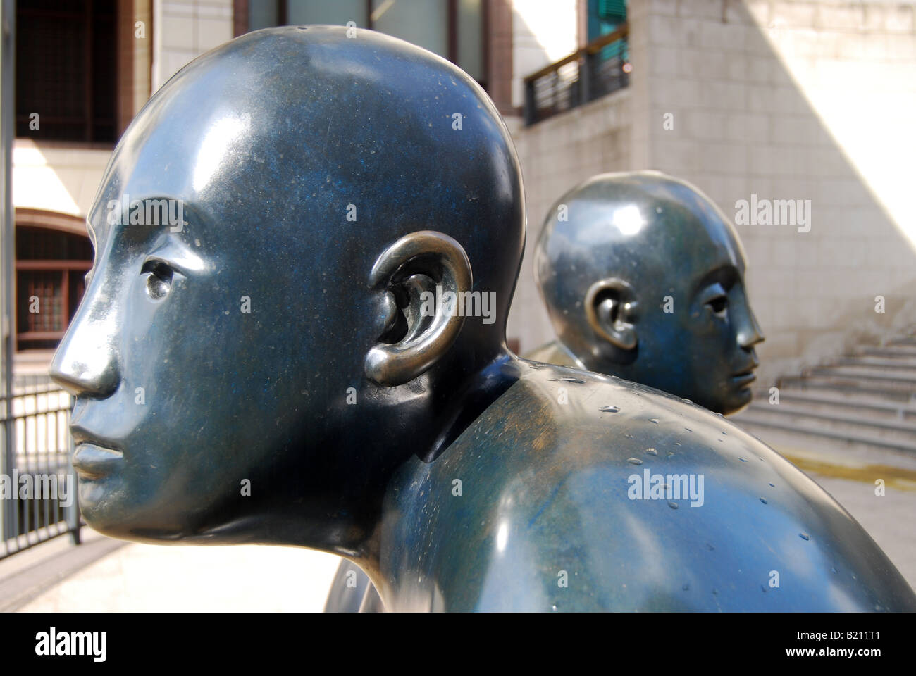 La scultura in bronzo figure di colata uomo uomo uomini capi Foto Stock