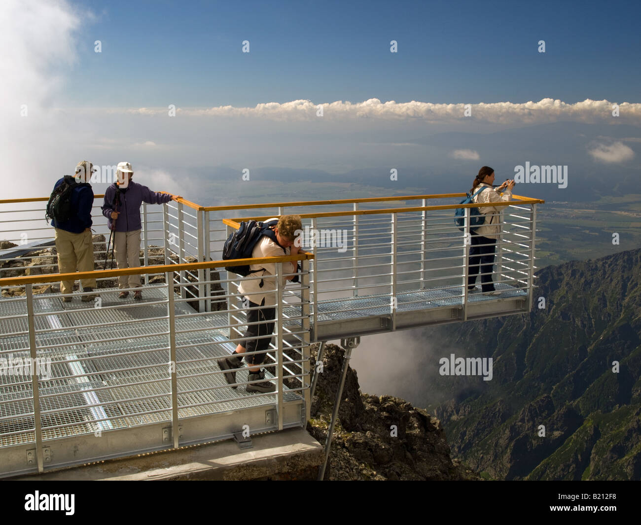 Piattaforma di Osservazione al di sotto di un osservatorio sul vertice del picco di Lomnicky, Alti Tatra, Slovacchia Foto Stock