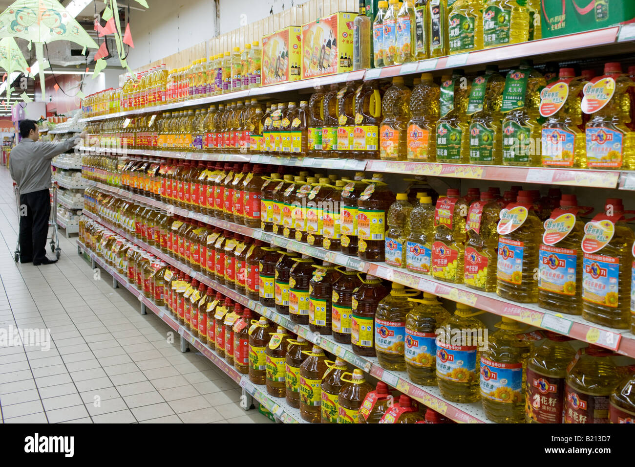 Oli di cottura nel supermercato Cina i cinesi utilizzano un sacco di olio commestibile e trovare un elemento costoso Foto Stock