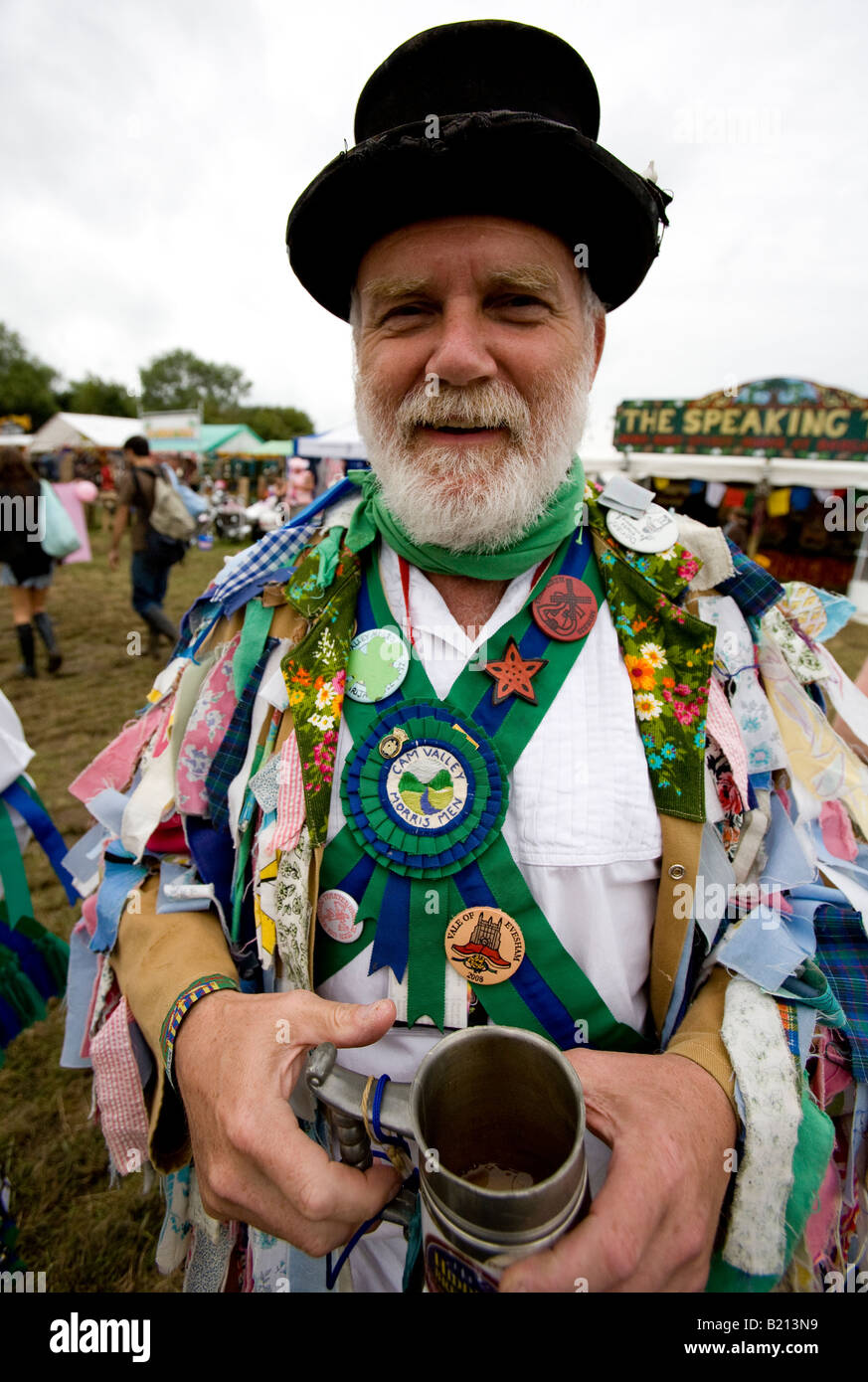 Morris Danzatrice con il suo il boccale di birra al Glastonbury festival Pilton Somerset REGNO UNITO Europa Foto Stock