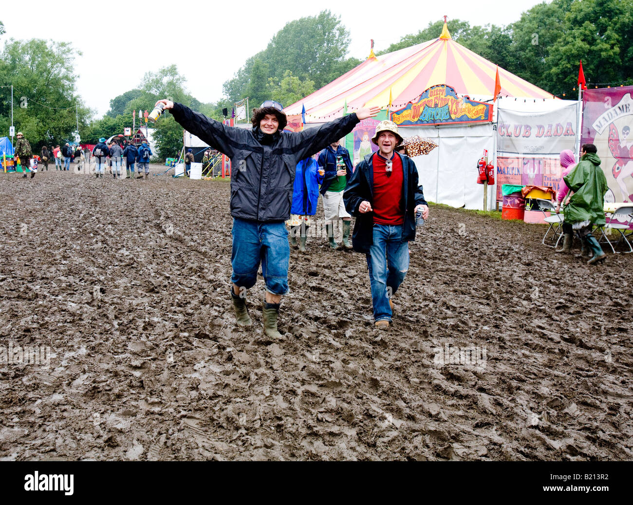 La gente che camminava nel fango Glastonbury Festival Pilton Somerest UK Europa Foto Stock