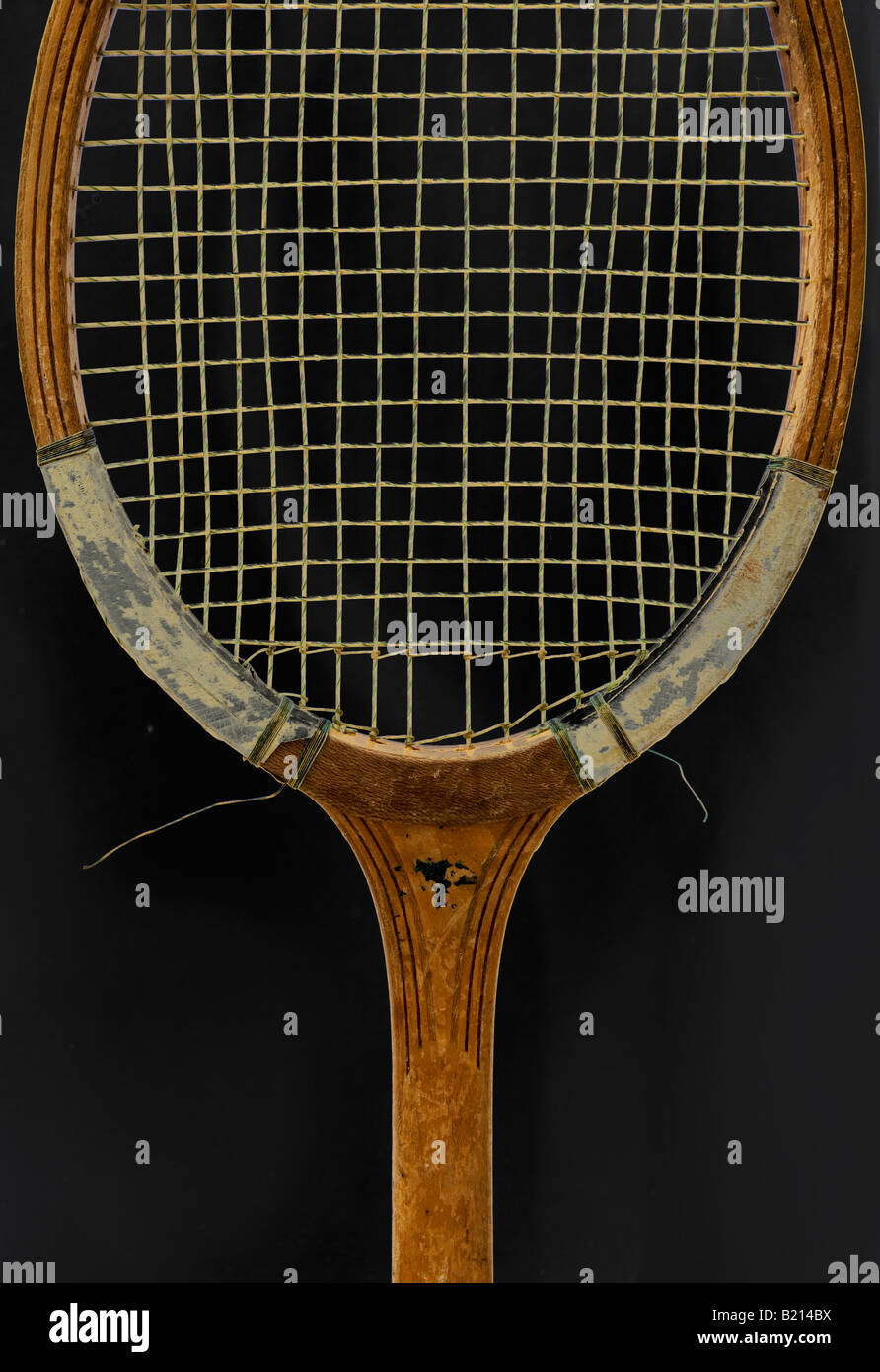 Vintage racchetta da tennis shot contro uno sfondo nero Foto Stock