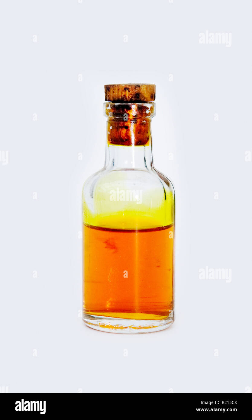 Vintage una bottiglia di vetro riempita con giallo colorante alimentare Foto Stock