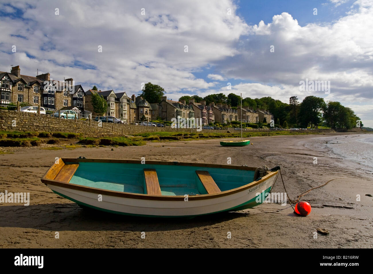 La spiaggia a Arnside Cumbria sul fiume Kent estuario della baia di Morecambe Inghilterra Regno Unito con la barca in primo piano Foto Stock
