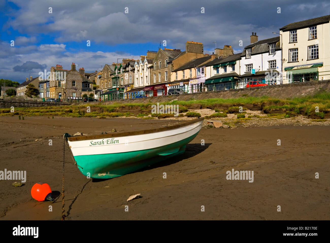 La spiaggia a Arnside Cumbria sul fiume Kent estuario della baia di Morecambe Inghilterra Regno Unito con la barca in primo piano Foto Stock