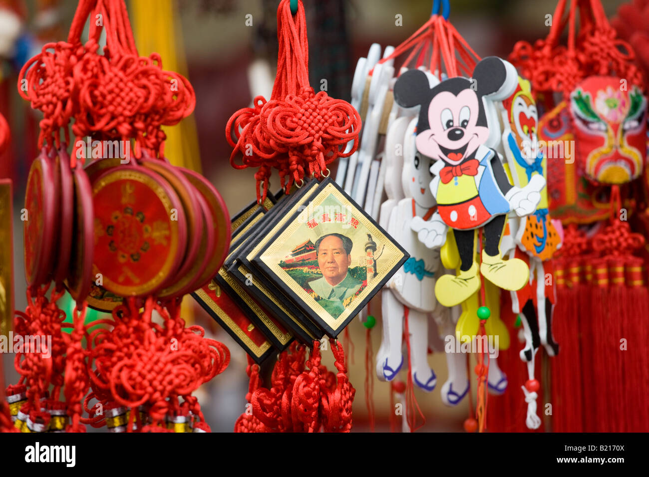Negozio di souvenir tra cui il Presidente Mao keyring e Mickey Mouse giocattoli in vendita presso il monte Baoding in Cina Foto Stock