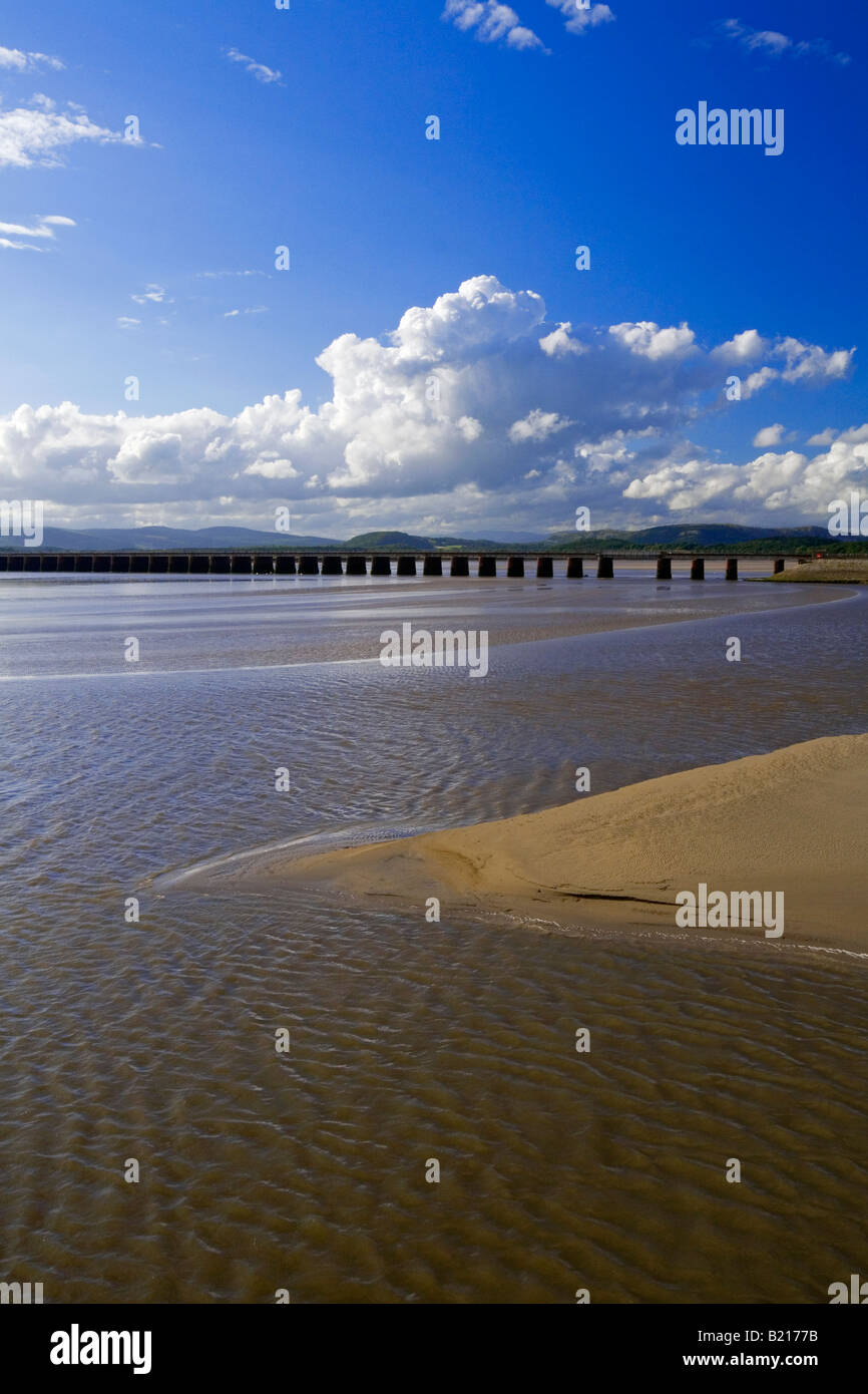 Vista del fiume Kent Estuary Morecambe Bay da Arnside Cumbria Inghilterra England Regno Unito con il viadotto ferroviario visibile in distanza Foto Stock